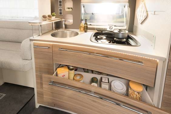 Ylellistä: Upeassa GourmetPlus-keittiössä on suuret vetolaatikot ja erityisen tilava jääkaappi-pakastin