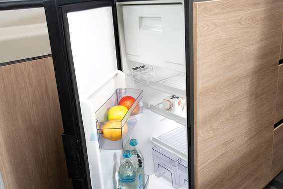 Retkieväille paljon tilaa: Jääkaappi voi olla päätyyn asennettu tai ergonomisella korkeudella, mutta kaikkien niiden tilavuus on pakastelokero mukaan luettuna 84 litraa.