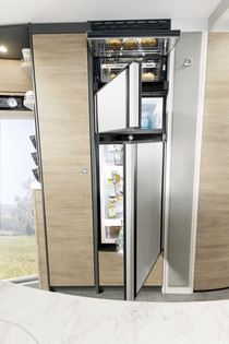 Uutta! Jääkaappi (177 l) ja integroitu uuni, jääkaapin ovi avattavissa molemmilta sivuilta (lisähinta)