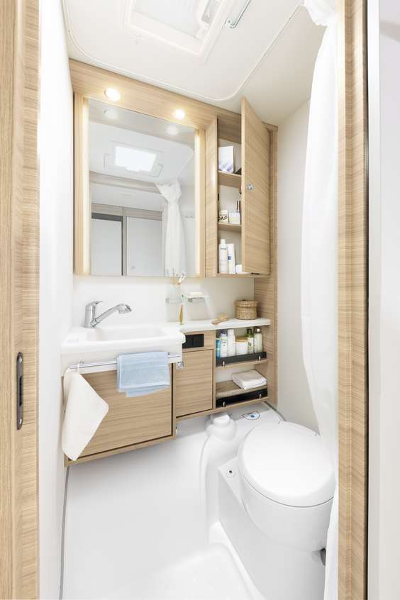 Camperin kompaktissa kylpyhuoneessa on kaikki, mitä tarvitset valmistautuessasi uuteen lomapäivään• 550 ESK | Mount