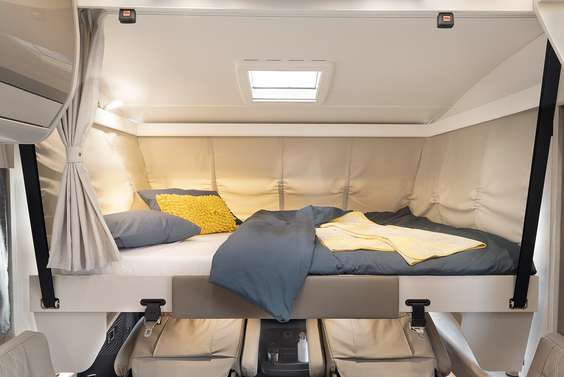 Schlafkomfort vom Feinsten in den Hubbetten der Integrierten mit 200 x 150 cm Liegefläche – serienmässig elektrisch bedienbar