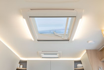 Suuri LED-valoilla varustettu kattoik- kuna tuo paljon valoa ja raikasta ilmaa sisään (lisävaruste)