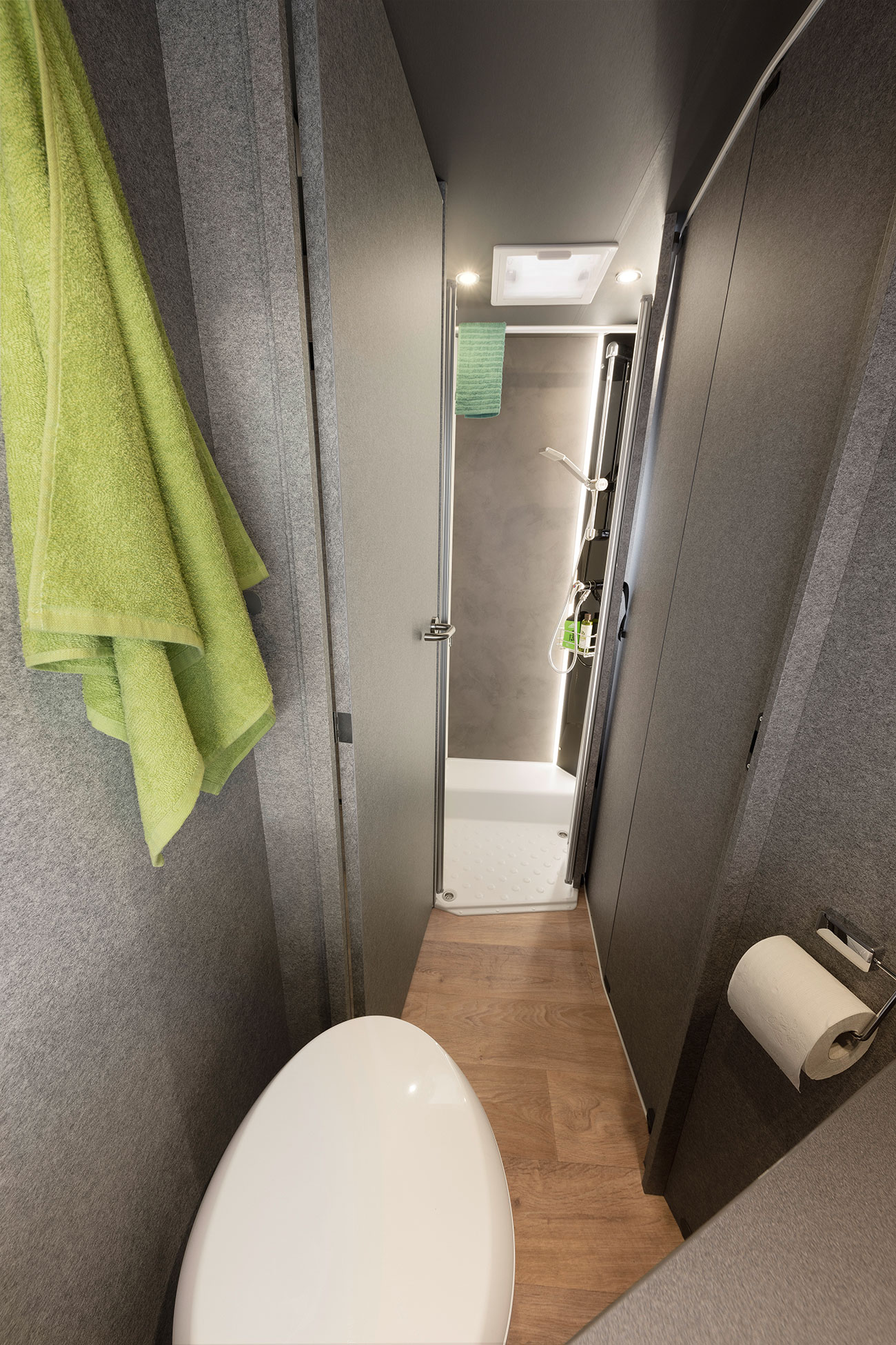 Näppärä ratkaisu: Pesu- ja pukeutumistila (mallikohtainen). Kylpyhuoneen ovella voi sulkea kulun oleskelutilaan. Näin muodostuvaan suureen pesu- ja pukeutumistilaan saadaan kunnolla yksityisyyttä. Makuutilojen suuntaan kylpyhuoneen voi erottaa puisella liukuovella.