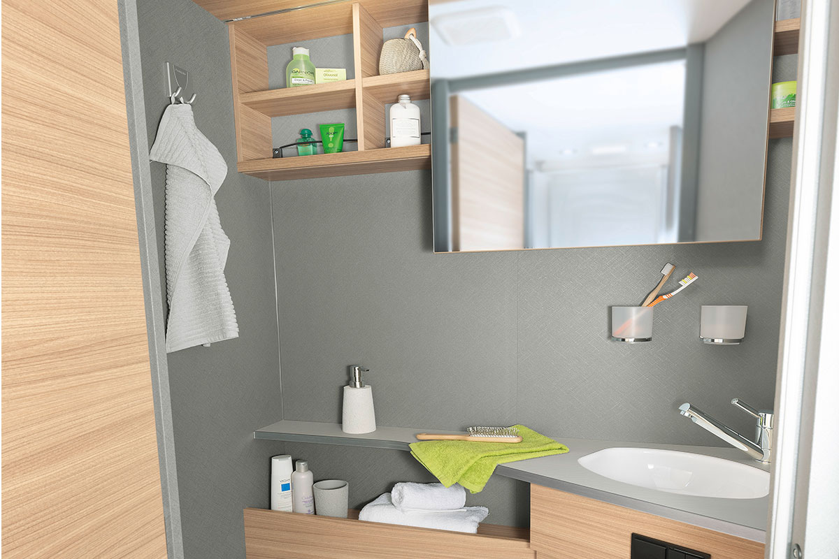 Heller und moderner Toilettenraum mit praktischen seitenverschiebbarem Spiegel und vielen Ablage- und Verstaumöglichkeiten • T 7052 EB